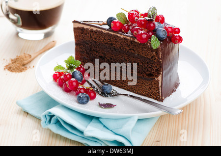 Gâteau Sacher dans une assiette de fruits rouges Banque D'Images