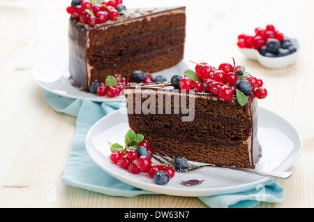 Gâteau Sacher dans une assiette de fruits rouges Banque D'Images