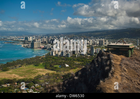 Vue sur la plage de Waikiki et Honolulu à partir du sommet du Cratère de Diamond Head, Oahu, Hawaii Banque D'Images