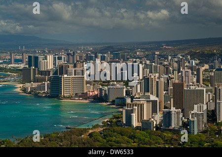 Vue sur la plage de Waikiki et Honolulu à partir du sommet du Cratère de Diamond Head, Oahu, Hawaii Banque D'Images