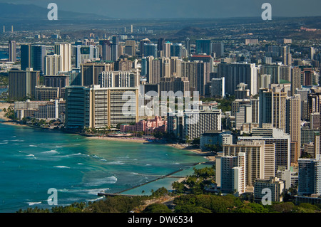 Vue sur la plage de Waikiki et Honolulu à partir du sommet du Cratère de Diamond Head, Oahu, Hawaii Banque D'Images