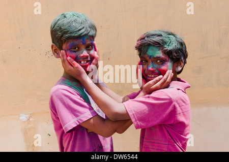 Les enfants jouent pendant le Festival Holi Banque D'Images