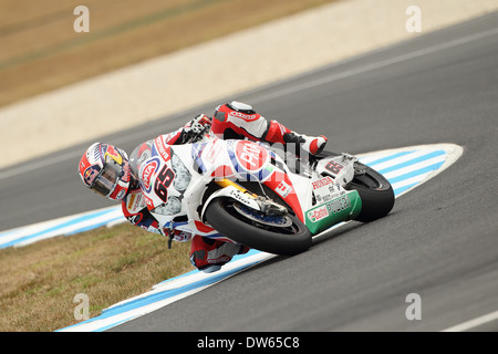 Jonathan Rea tourne la Honda CBR1000RR Superbike mondial à travers la machine tourner 4 à l'île de Phillip Island Grand Prix Circuit. Banque D'Images