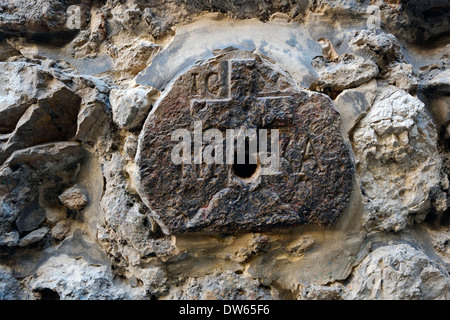 Une pierre avec un monogramme encastré dans le mur marquant la 8ème gare de la croix sur le mur extérieur de l'Église orthodoxe grecque St. Charambalos monastère le long de la Via Dolorosa vieille ville Jérusalem Israël Banque D'Images