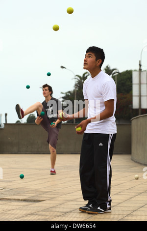 Les jeunes hommes à jongler avec des balles sur Larcomar dans le quartier de Miraflores à Lima, Pérou Banque D'Images