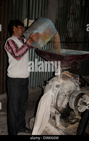 1 l'homme Indien maïs broyage à la farine dans la machine Banque D'Images