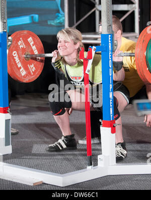 Columbus, Ohio. 28 Février, 2014-Jennifer Thompson s'accroupit à l'StartStrength.com Powerlfitng 2014 Matières Pro Concurrence à l'Arnold Festival sportif. Credit : Brent Clark/Alamy Live News Banque D'Images