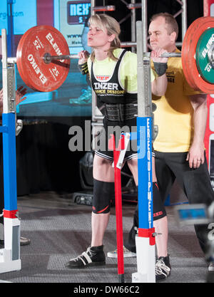 Columbus, Ohio. 28 Février, 2014-Jennifer Thompson s'accroupit à l'StartStrength.com Powerlfitng 2014 Matières Pro Concurrence à l'Arnold Festival sportif. Credit : Brent Clark/Alamy Live News Banque D'Images