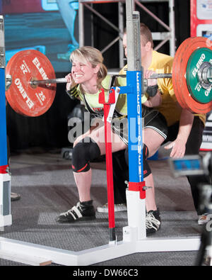 Columbus, Ohio. 28 Février, 2014-Jennifer Thompson s'accroupit à l'StartStrength.com Powerlfitng 2014 Matières Pro Concurrence à l'Arnold Festival sportif. Credit : Brent Clark/Alamy Live News Banque D'Images