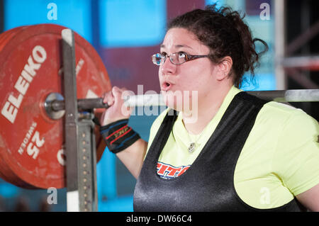 Columbus, Ohio. 28 Février, 2014 Brown-Lough-Bonica se prépare à s'accroupir au 2014 StartStrength.com Powerlfitng brutes Pro compétition à l'Arnold Festival sportif. Credit : Brent Clark/Alamy Live News Banque D'Images