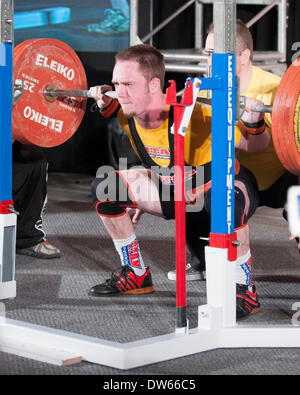 Columbus, Ohio. 28 Février, 2014-Justin Smith s'accroupit à l'StartStrength.com Powerlfitng 2014 Matières Pro Concurrence à l'Arnold Festival sportif. Credit : Brent Clark/Alamy Live News Banque D'Images