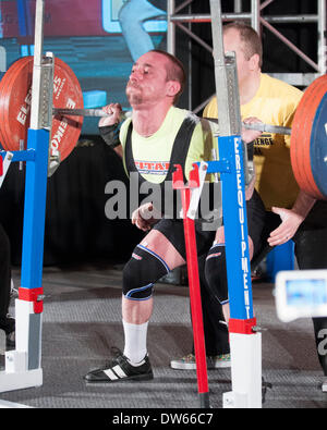 Columbus, Ohio. 28 février 2014- Alexey Bakhirev s'accroupit à l'StartStrength.com Powerlfitng 2014 Matières Pro de la concurrence à l'Arnold Festival sportif. Credit : Brent Clark/Alamy Live News Banque D'Images