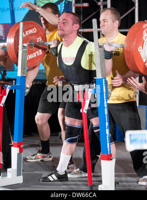 Columbus, Ohio. 28 février 2014- Alexey Bakhirev s'accroupit à l'StartStrength.com Powerlfitng 2014 Matières Pro de la concurrence à l'Arnold Festival sportif. Credit : Brent Clark/Alamy Live News Banque D'Images