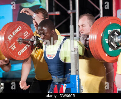 Columbus, Ohio. 28 février 2014- Kojo Gyennin se prépare à s'accroupir au 2014 StartStrength.com Powerlfitng brutes Pro compétition à l'Arnold Festival sportif. Credit : Brent Clark/Alamy Live News Banque D'Images