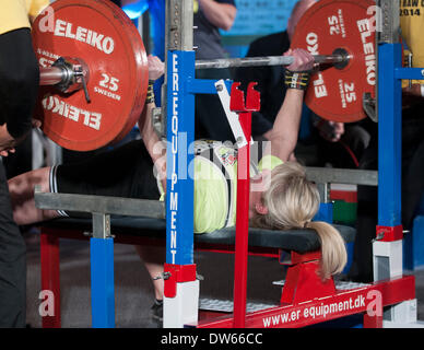 Columbus, Ohio. 28 Février, 2014 Jennifer Thompson-ban 125 kilos/ 275 livres à l'StartStrength.com Powerlfitng 2014 Matières Pro Concurrence à l'Arnold Festival sportif. Credit : Brent Clark/Alamy Live News Banque D'Images