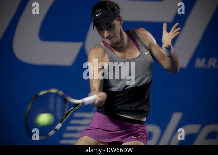 Acapulco, Mexique. 28 Février, 2014. France's Caroline Garcia renvoie la balle à Christina McHale des États-Unis durant leur match féminin de l'Open de tennis du Mexique à Acapulco, Guerrero, Mexique, le 28 février 2014. Credit : Alejandro Ayala/Xinhua/Alamy Live News Banque D'Images