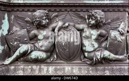 Soulagement de bronze angelots holding shields Banque D'Images