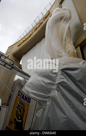 Hollywood, Californie, États-Unis d'Amérique, . 28 Février, 2014. Le SEIU United techniciens en travail social de l'Ouest syndicat représentant les agents de sécurité ont protesté à l'extérieur du théâtre Dolby le Vendredi, Février 28, 2014 le site de l'Academy Awards dimanche. L'Union européenne demande à l'Académie d'un contrat avec une société qui permet aux agents de sécurité des possibilités d'emplois à plein temps et la syndicalisation. JAVIER ROJAS/PI Crédit : Javier Rojas/Pi/Prensa Internacional/ZUMAPRESS.com/Alamy Live News Banque D'Images