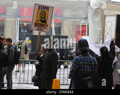 Hollywood, Californie, États-Unis d'Amérique, . 28 Février, 2014. Le SEIU United techniciens en travail social de l'Ouest syndicat représentant les agents de sécurité ont protesté à l'extérieur du théâtre Dolby le Vendredi, Février 28, 2014 le site de l'Academy Awards dimanche. L'Union européenne demande à l'Académie d'un contrat avec une société qui permet aux agents de sécurité des possibilités d'emplois à plein temps et la syndicalisation. JAVIER ROJAS/PI Crédit : Javier Rojas/Pi/Prensa Internacional/ZUMAPRESS.com/Alamy Live News Banque D'Images