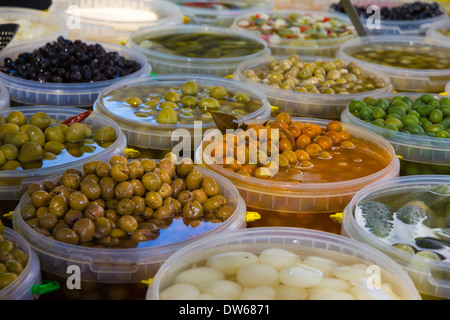 Olives et pickles à vendre dans un marché Banque D'Images