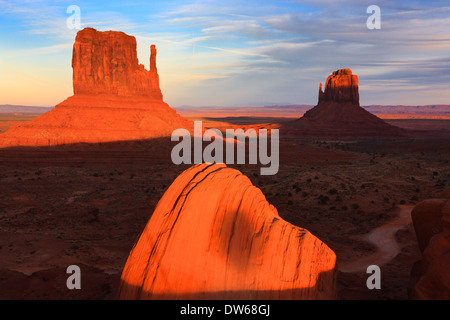 Coucher de soleil à Monument Valley Navajo Tribal Park, à la frontière de l'Utah et l'Arizona Banque D'Images