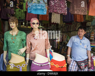 Mae Sot, Tak, en Thaïlande. 28 Février, 2014. Propriétaire d'un magasin de vêtements dans l'avant de son magasin dans le marché à Mae Sot. Mae Sot est sur la frontière entre la. Le marché est un mélange de Thaï et entreprises birmanes. © Jack Kurtz/ZUMAPRESS.com/Alamy Live News Banque D'Images