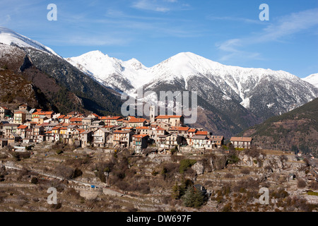 VUE AÉRIENNE.Village médiéval perché sur une étroite crête avec les Alpes du Mercantour à l'horizon.Venanson, Alpes-Maritimes, France. Banque D'Images