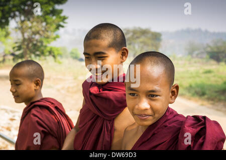 1 mars 2014 - Mae Sot, Tak, Thaïlande - des moines bouddhistes birmans novice dans une communauté dans la forêt à quelques kilomètres au nord de Mae Sot. Mae Sot, sur le Thai-Myanmer (Birmanie) frontière, a une très grande population de migrants birmans. Certains sont des réfugiés qui ont quitté le Myanmar pour échapper à l'agitation civile et la persécution politique, d'autres sont ''réfugiés économiques'' qui sont venus en Thaïlande à la recherche d'un emploi et de meilleures opportunités. (Crédit Image : © Jack Kurtz/ZUMAPRESS.com) Banque D'Images