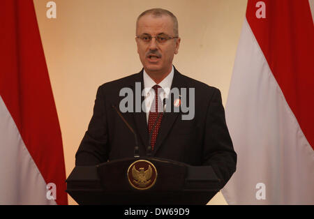 Jakarta, Indonésie. 1er mars 2014. Le Premier Ministre palestinien Rami Hamdallah parle au cours de la 2ème Conférence de la coopération entre les pays de l'Asie de l'Est de la Palestine le développement (CEAPAD II) à Jakarta, Indonésie, le 1 mars 2014. Credit : Piscine/Achmad Ibrahim/Xinhua/Alamy Live News Banque D'Images