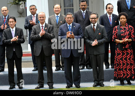 Jakarta, Indonésie. 1er mars 2014. Le président indonésien Susilo Bambang Yudhoyono (C) et les ministres et représentants des secteurs privés de l'Est et de pays d'Asie du Sud-Est, ainsi que des représentants d'organisations internationales, posent pour des photos au cours de la 2ème Conférence de la coopération entre les pays de l'Asie de l'Est de la Palestine le développement (CEAPAD II) à Jakarta, Indonésie, le 1 mars 2014. Ti'Kuncahya Crédit : B./Xinhua/Alamy Live News Banque D'Images