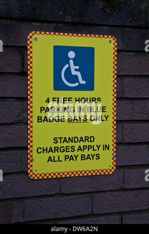 Parking sign pour porte badge bleu sur un mur de briques Banque D'Images