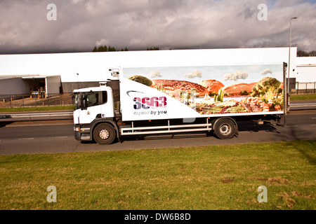 Défilement d'une équipement de restauration 3663 Bidvest chariot sans synchro flash arrière voyageant le long de la quatre voies à Dundee, Royaume-Uni Banque D'Images