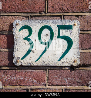 Numéro de maison trois cent quatre-vingt-cinq. Écriture verte la main peinte sur une plaque de métal. Banque D'Images
