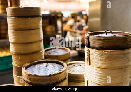 Paniers vapeur en bambou dans un restaurant à Singapour. Banque D'Images