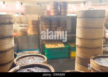 Paniers vapeur en bambou dans un restaurant à Singapour. Banque D'Images