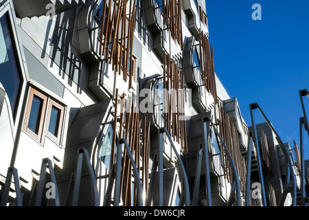 Windows dans le MSPs bureaux au parlement écossais, Holyrood, Édimbourg Banque D'Images