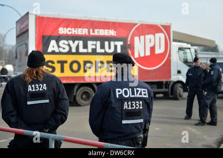 Les agents de police se tenir en face d'un camion avec une lecture écriture "Vivre en sécurité - arrêter l'inondation d'asile/ NPD' au cours d'une manifestation d'extrême droite Parti national démocrate (NPD) à Berlin, Allemagne, 01 mars 2014. Dans le cadre d'une campagne pour les élections européennes le NPD détient plusieurs événements à Berlin le même jour. Photo : afp/N.r.i.t. Banque D'Images