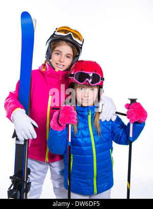 Siters kid filles avec des bâtons de ski casque et lunettes aller à neige de l'hiver Banque D'Images