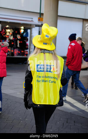 Nottingham, Royaume-Uni. 1er mars 2014. Les gens à Nottingham seront encouragés à faire un don et à l'usure une jonquille dans le cadre d'une campagne nationale de levée de fonds. Le grand appel de la jonquille, organisé par Marie Curie Cancer Care, durera un mois. Les collecteurs bénévoles seront dehors et environ dans le centre-ville et dans les magasins, en tenant les dons en échange d'une jonquille. Crédit : Ian Francis/Alamy Live News Banque D'Images