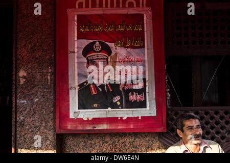 Le Caire, Égypte. 1er mars 2014. Un égyptien est assis à côté d'un poster de la maréchal Abdel-Fattah al-Sisi à Khan-Al Khalili quartier dans le Vieux Caire, Égypte, le 1 mars 2014. Le chef de la constitution de 50 musiciens-projet de bord, Amr Moussa, a déclaré que le maréchal Abdel-Fattah al-Sisi annoncerait sa candidature présidentielle en quelques jours, en fonction de l'état terme journal Al-Ahram le vendredi. Credit : Amru Salahuddien/Xinhua/Alamy Live News Banque D'Images