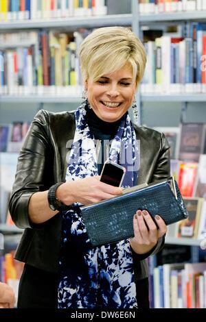Gouda, aux Pays-Bas. 28 Février, 2014. La Princesse Laurentien des Pays-Bas s'ouvre l'usine de chocolat à Gouda, aux Pays-Bas, le 28 février 2014. L'ancienne fabrique de chocolat est la nouvelle bibliothèque, atelier d'impression et de Kruim restauration de Gouda. Photo : Patrick van Katwijk/dpa/Alamy Live News Banque D'Images