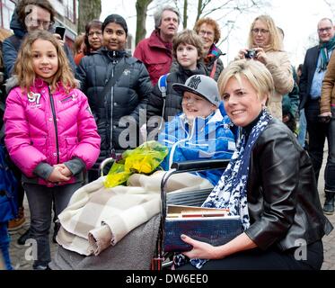 Gouda, aux Pays-Bas. 28 Février, 2014. La Princesse Laurentien des Pays-Bas s'ouvre l'usine de chocolat à Gouda, aux Pays-Bas, le 28 février 2014. L'ancienne fabrique de chocolat est la nouvelle bibliothèque, atelier d'impression et de Kruim restauration de Gouda. Photo : Patrick van Katwijk/dpa/Alamy Live News Banque D'Images