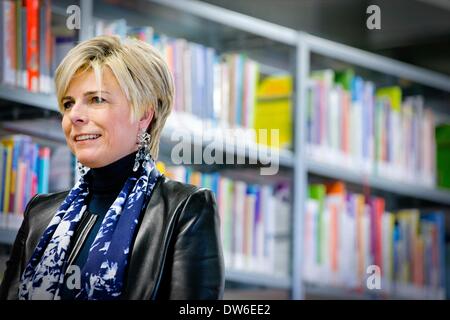 Gouda, aux Pays-Bas. 28 Février, 2014. La Princesse Laurentien des Pays-Bas s'ouvre l'usine de chocolat à Gouda, aux Pays-Bas, le 28 février 2014. L'ancienne fabrique de chocolat est la nouvelle bibliothèque, atelier d'impression et de Kruim restauration de Gouda. Photo : Patrick van Katwijk/dpa/Alamy Live News Banque D'Images