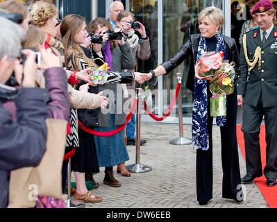 Gouda, aux Pays-Bas. 28 Février, 2014. La Princesse Laurentien des Pays-Bas s'ouvre l'usine de chocolat à Gouda, aux Pays-Bas, le 28 février 2014. L'ancienne fabrique de chocolat est la nouvelle bibliothèque, atelier d'impression et de Kruim restauration de Gouda. Photo : Patrick van Katwijk/dpa/Alamy Live News Banque D'Images