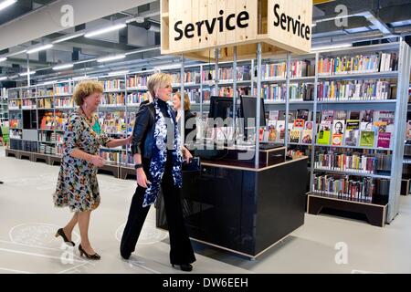 Gouda, aux Pays-Bas. 28 Février, 2014. La Princesse Laurentien des Pays-Bas s'ouvre l'usine de chocolat à Gouda, aux Pays-Bas, le 28 février 2014. L'ancienne fabrique de chocolat est la nouvelle bibliothèque, atelier d'impression et de Kruim restauration de Gouda. Photo : Patrick van Katwijk/dpa/Alamy Live News Banque D'Images