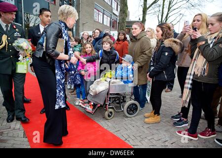 Gouda, aux Pays-Bas. 28 Février, 2014. La Princesse Laurentien des Pays-Bas s'ouvre l'usine de chocolat à Gouda, aux Pays-Bas, le 28 février 2014. L'ancienne fabrique de chocolat est la nouvelle bibliothèque, atelier d'impression et de Kruim restauration de Gouda. Photo : Patrick van Katwijk/dpa/Alamy Live News Banque D'Images