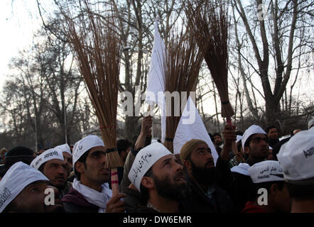 Srinagar, au Cachemire. 1er mars 2014. Les partisans du Cachemire indien d'AAM Admi, homme du commun, (partie), d'entendre le discours du candidat de parti Raja Muzaffar Bhat lors d'un road show en vue de la prochaine campagne des élections parlementaires, à Srinagar, Raja fera face à deux piliers, le Dr Farooq Abdullah de Conférence nationale et Tariq Hameed Qarra de PDP. Mandat du PAA à Dr Bhat a annoncé à une réunion présidée par le président de LS élections, Gopal Rai, à New Delhi. La partie prétend qu'il a enregistré 10 lakh membres à contrôler les indiens du Cachemire. Credit : Shafat Sidiq/NurPhoto ZUMAPRESS.com/Alamy/Liv Banque D'Images