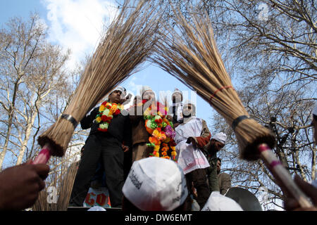 Srinagar, au Cachemire. 1er mars 2014. Les partisans du Cachemire indien d'AAM Admi, homme du commun, (partie), d'entendre le discours du candidat de parti Raja Muzaffar Bhat lors d'un road show en vue de la prochaine campagne des élections parlementaires, à Srinagar, Raja fera face à deux piliers, le Dr Farooq Abdullah de Conférence nationale et Tariq Hameed Qarra de PDP. Mandat du PAA à Dr Bhat a annoncé à une réunion présidée par le président de LS élections, Gopal Rai, à New Delhi. La partie prétend qu'il a enregistré 10 lakh membres à contrôler les indiens du Cachemire. Credit : Shafat Sidiq/NurPhoto ZUMAPRESS.com/Alamy/Liv Banque D'Images