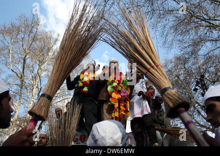 Srinagar, au Cachemire. 1er mars 2014. Les partisans du Cachemire indien d'AAM Admi, homme du commun, (partie), d'entendre le discours du candidat de parti Raja Muzaffar Bhat lors d'un road show en vue de la prochaine campagne des élections parlementaires, à Srinagar, Raja fera face à deux piliers, le Dr Farooq Abdullah de Conférence nationale et Tariq Hameed Qarra de PDP. Mandat du PAA à Dr Bhat a annoncé à une réunion présidée par le président de LS élections, Gopal Rai, à New Delhi. La partie prétend qu'il a enregistré 10 lakh membres à contrôler les indiens du Cachemire. Credit : Shafat Sidiq/NurPhoto ZUMAPRESS.com/Alamy/Liv Banque D'Images