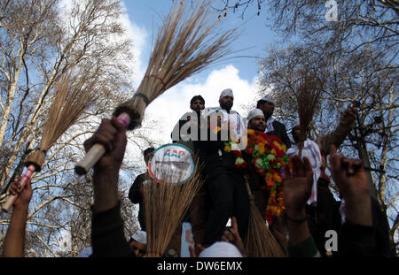 Srinagar, au Cachemire. 1er mars 2014. Les partisans du Cachemire indien d'AAM Admi, homme du commun, (partie), d'entendre le discours du candidat de parti Raja Muzaffar Bhat lors d'un road show en vue de la prochaine campagne des élections parlementaires, à Srinagar, Raja fera face à deux piliers, le Dr Farooq Abdullah de Conférence nationale et Tariq Hameed Qarra de PDP. Mandat du PAA à Dr Bhat a annoncé à une réunion présidée par le président de LS élections, Gopal Rai, à New Delhi. La partie prétend qu'il a enregistré 10 lakh membres à contrôler les indiens du Cachemire. Credit : Shafat Sidiq/NurPhoto ZUMAPRESS.com/Alamy/Liv Banque D'Images